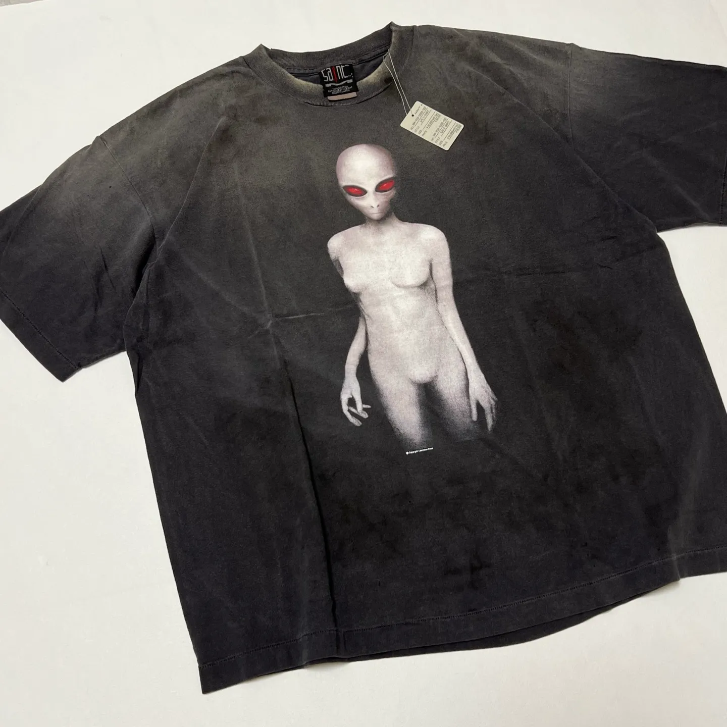SAINT Mxxxxxx SS TEE/ALIEN/BLK Dark Alien Retro Distressed Short Sleeves Washed Black S-XL SAINT Mxxxxxx continues this year's gothic dark style Ultra-difficult alien printing technology Absolutely top-notch Professional water washing plant jointly owned by Hong Kong businessmen Ultra-high standard restoration ZP Correct collar label/wash water label/cherub label The difference is based on pictures and goods